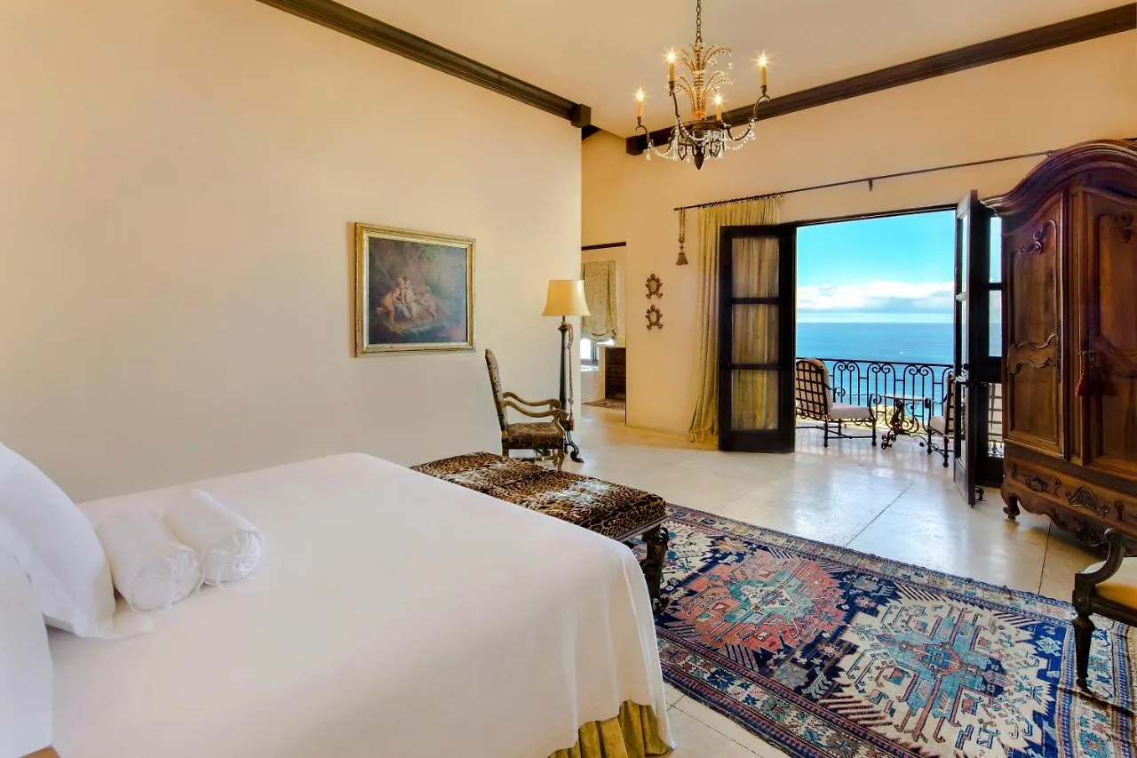 Exquisite Villa With Awesome Views & Staff In Pedregal! location